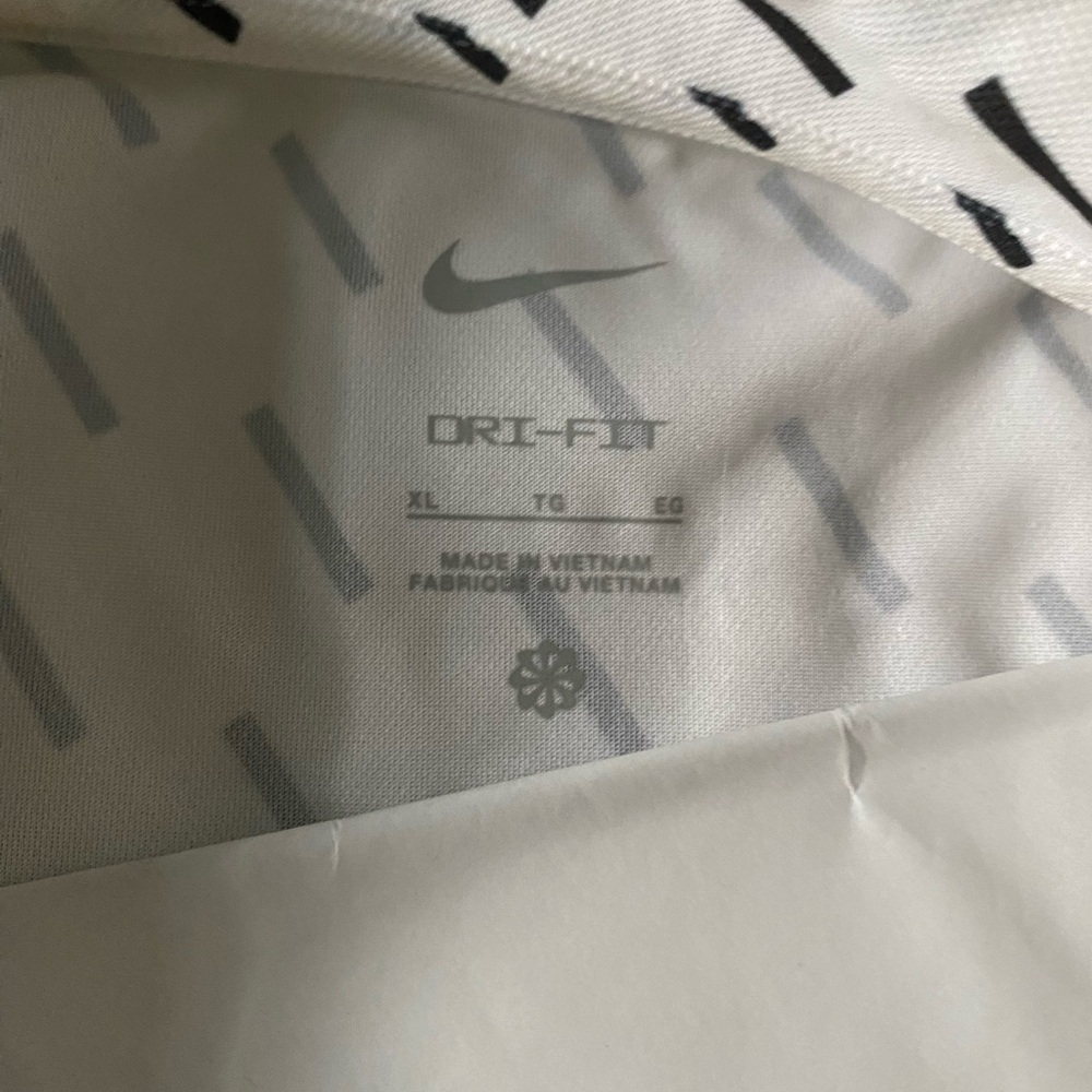 Nike Dri-Fit - Picture 2 of 2